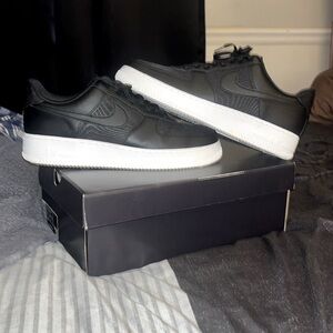 Mens Nike air force black and white size 11 selling for 65$ perfect condition
